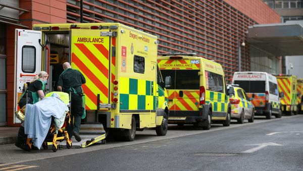 Healthcare workers transport a patient to the Royal London Hospital, as the spread of the coronavirus disease (COVID-19) continues, in London, Britain, 26 January 2021. - Sputnik International