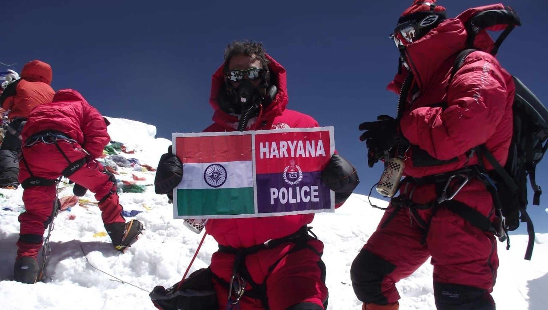 Kapil Ruhil atop Mt Everest with Indian Flag Kapil Ruhil atop Mt Everest with Indian Flag - Sputnik International, 1920, 25.02.2021