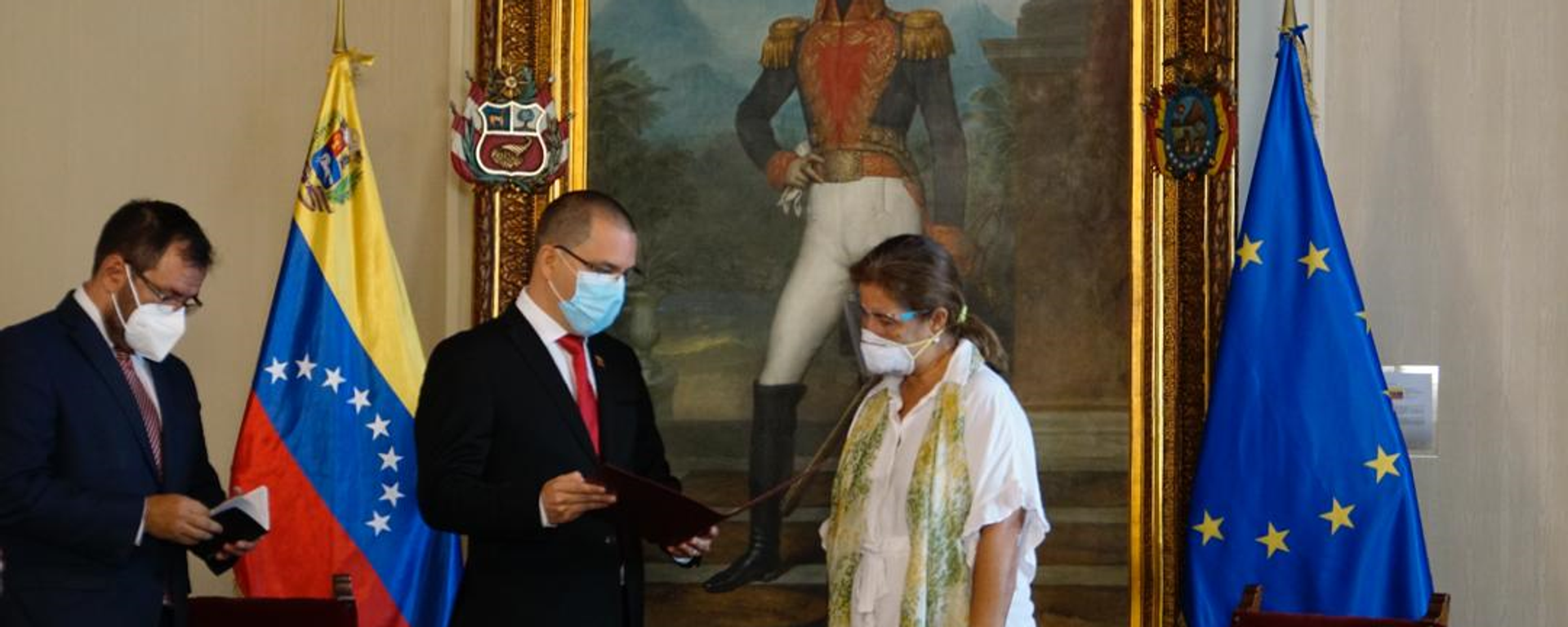 Venezuelan Foreign MInister Jorge Arreaza hands EU ambassador Isabel Brilhante a notice giving her 72 hours to leave Venezuela. - Sputnik International, 1920, 07.01.2026