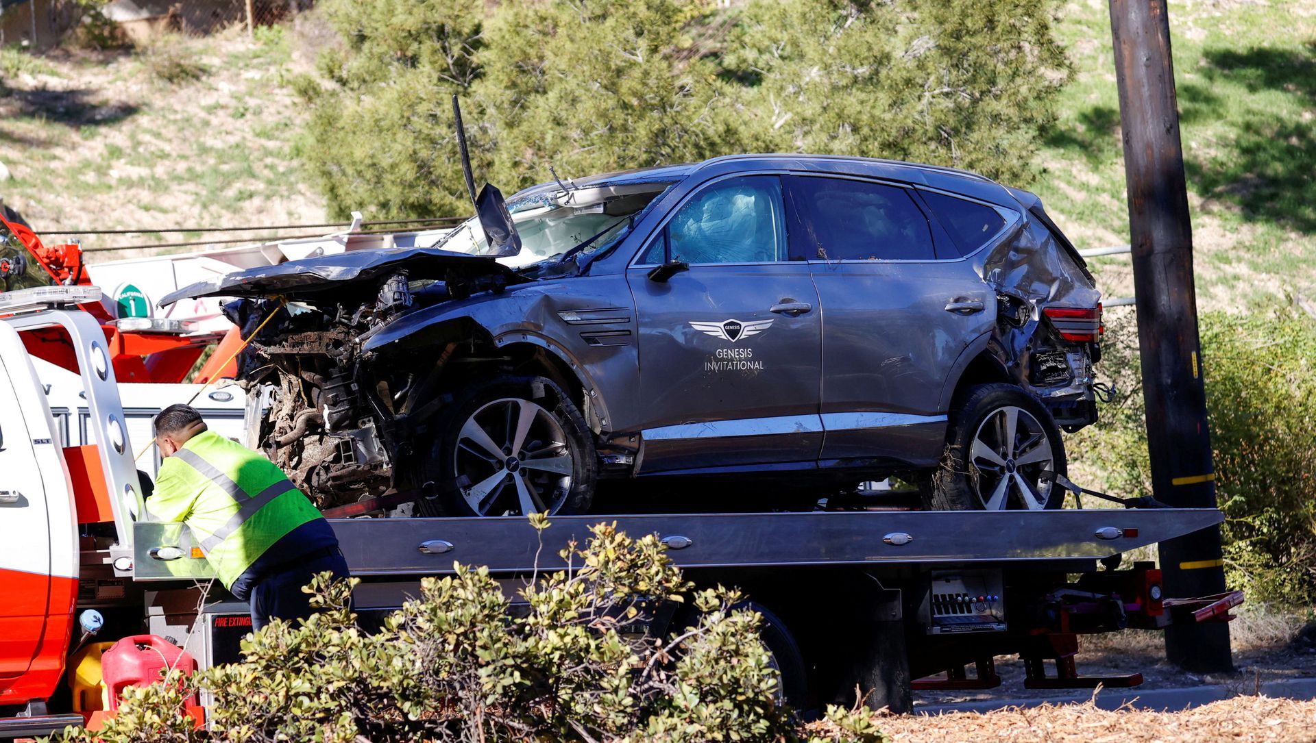 The damaged car of Tiger Woods is towed away after he was involved in a car crash, near Los Angeles, California, U.S., February 23, 2021. REUTERS/Mario Anzuoni The damaged car of Tiger Woods is towed away after he was involved in a car crash, near Los Angeles, California, U.S., February 23, 2021. REUTERS/Mario Anzuoni - Sputnik International, 1920, 25.02.2021