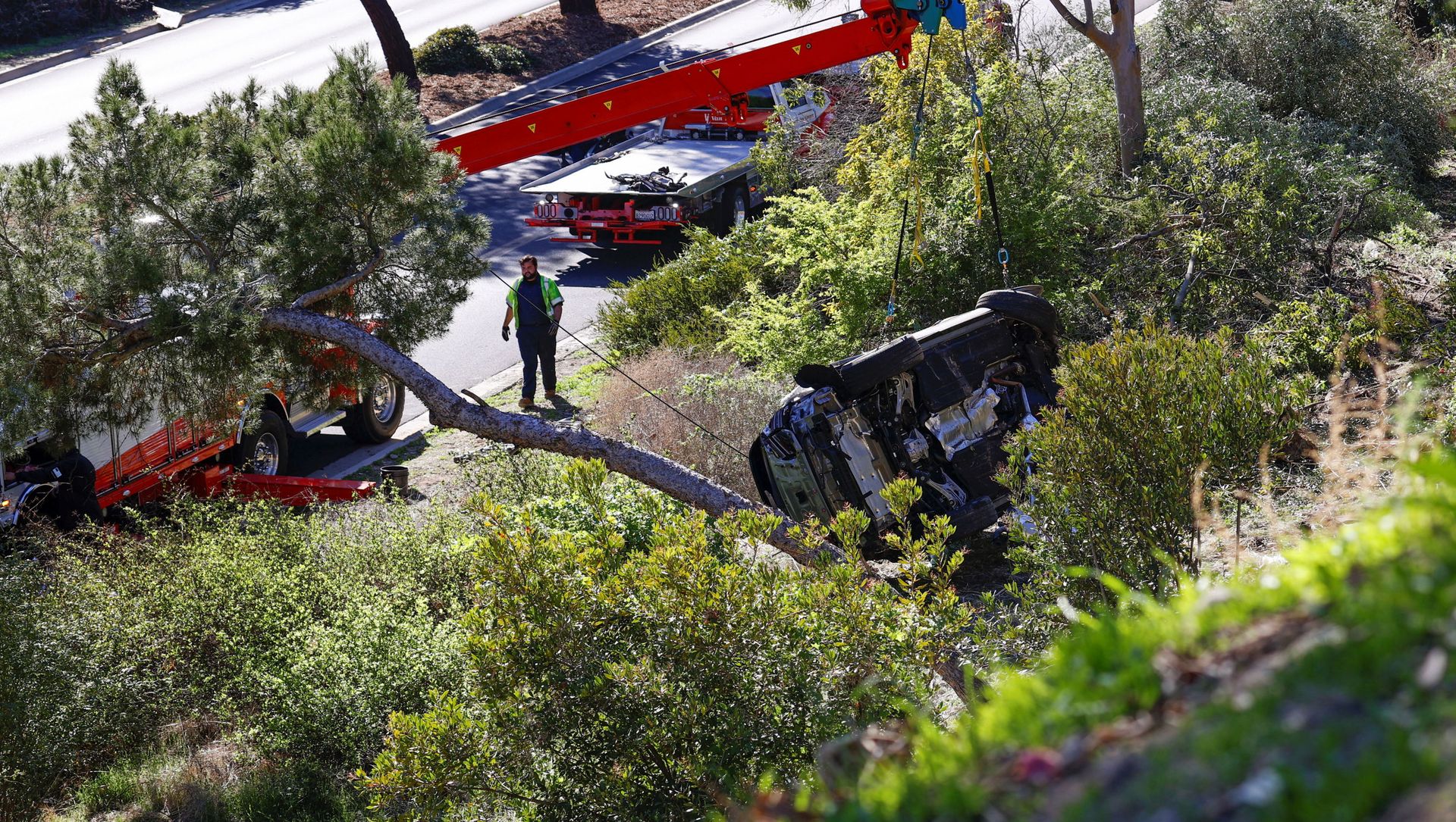 The overturned car of Tiger Woods is seen after he was involved in a car crash, near Los Angeles, California, U.S., February 23, 2021. REUTERS/Mario Anzuoni The overturned car of Tiger Woods is seen after he was involved in a car crash, near Los Angeles, California, U.S., February 23, 2021. REUTERS/Mario Anzuoni - Sputnik International, 1920, 24.02.2021