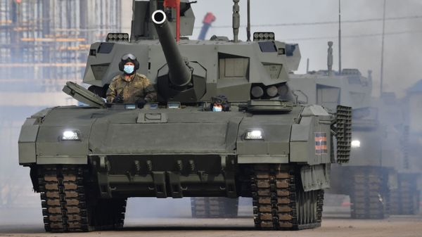 T-14 Armata tanks are seen heading to the center of Moscow during the preparations for rehearsal of the Victory Parade in Moscow - Sputnik International