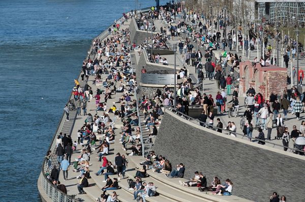 People spend time in the sun on the banks of the Rhine amid the coronavirus disease (COVID-19) pandemic in Cologne, Germany, 21 February 2021. People spend time in the sun on the banks of the Rhine amid the coronavirus disease (COVID-19) pandemic in Cologne, Germany, 21 February 2021. - Sputnik International