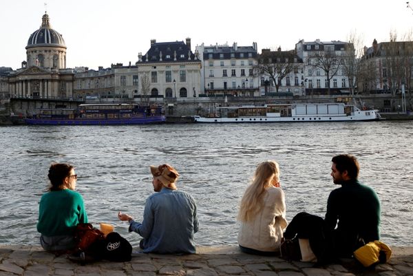 People enjoy sunny, warm weather sitting on the banks of the Seine in Paris amid the coronavirus disease (COVID-19) outbreak in France, 24 February 2021. People enjoy sunny, warm weather sitting on the banks of the Seine in Paris amid the coronavirus disease (COVID-19) outbreak in France, 24 February 2021. - Sputnik International