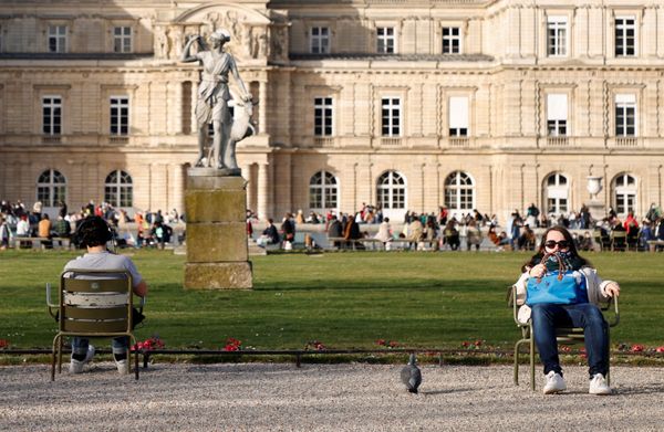 People, wearing protective face masks, enjoy a sunny and warm weather at the Luxembourg Gardens in Paris amid the coronavirus disease (COVID-19) outbreak in France, 24 February 2021. People, wearing protective face masks, enjoy a sunny and warm weather at the Luxembourg Gardens in Paris amid the coronavirus disease (COVID-19) outbreak in France, 24 February 2021. - Sputnik International