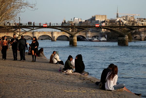 People enjoy a sunny and warm weather sitting on the banks of the Seine in Paris amid the coronavirus disease (COVID-19) outbreak in France, 24 February 2021. People enjoy a sunny and warm weather sitting on the banks of the Seine in Paris amid the coronavirus disease (COVID-19) outbreak in France, 24 February 2021. - Sputnik International