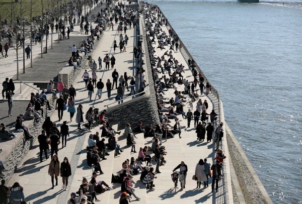 People spend time in the sunshine on the banks of the Rhine amid the coronavirus disease (COVID-19) pandemic in Cologne, Germany, 21 February 2021. People spend time in the sunshine on the banks of the Rhine amid the coronavirus disease (COVID-19) pandemic in Cologne, Germany, 21 February 2021. - Sputnik International