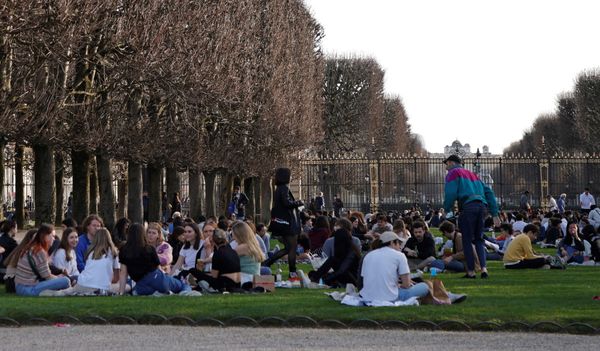 People enjoy a sunny and warm weather at the Luxembourg Gardens in Paris amid the coronavirus disease (COVID-19) outbreak in France, 24 February 2021. People enjoy a sunny and warm weather at the Luxembourg Gardens in Paris amid the coronavirus disease (COVID-19) outbreak in France, 24 February 2021. - Sputnik International