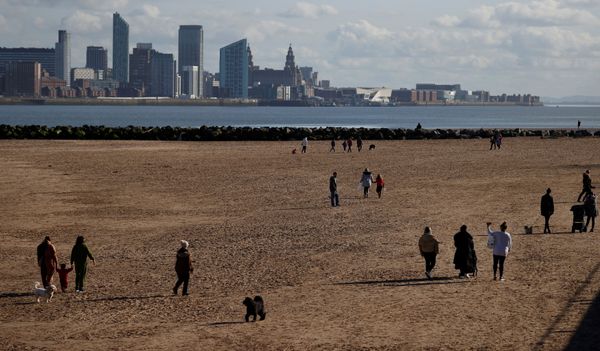 People walk along the beach at New Brighton, England, 22 February 2021. People walk along the beach at New Brighton, England, 22 February 2021. - Sputnik International