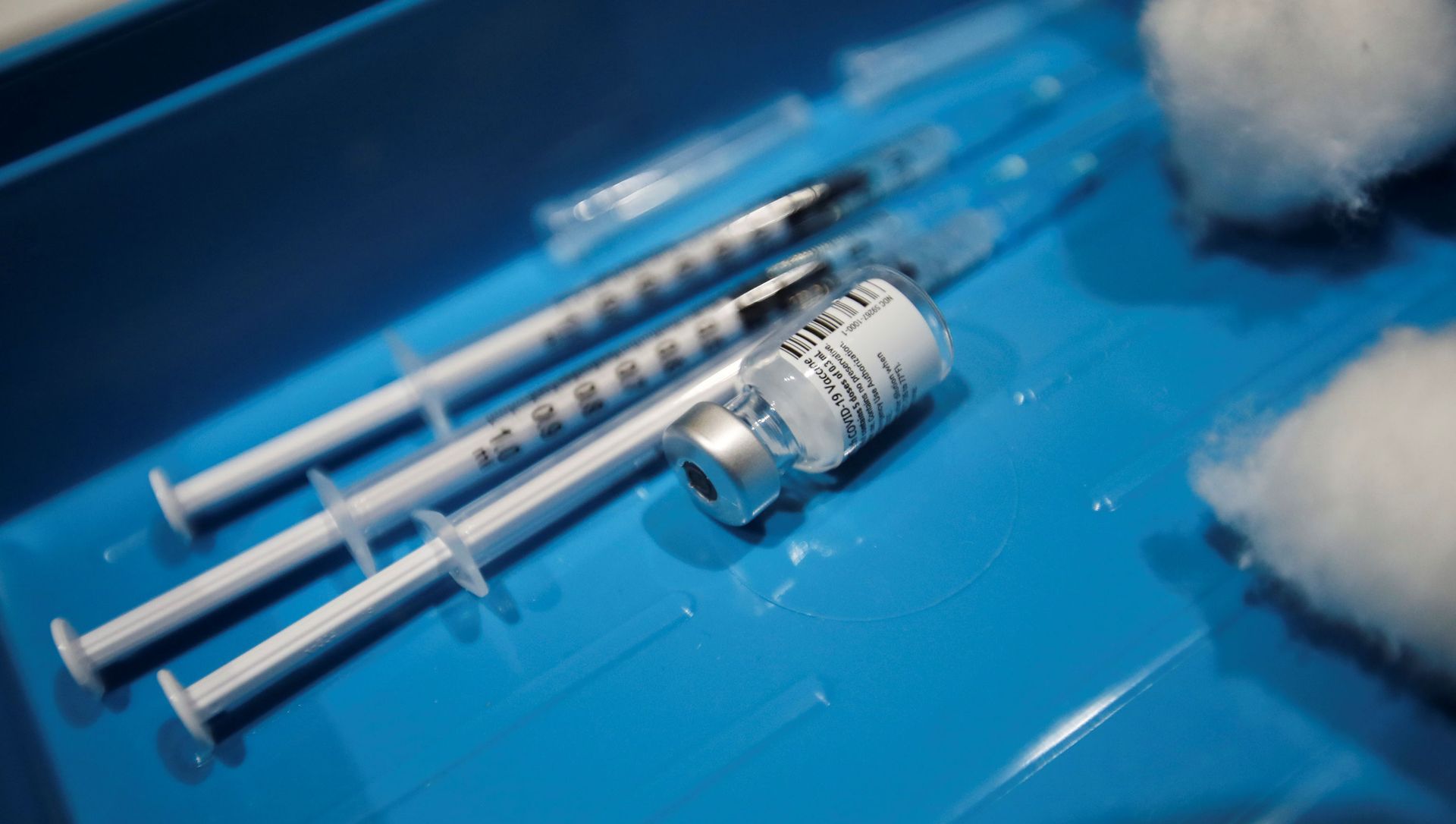 Syringes and an empty vial of a vaccine against the coronavirus disease (COVID-19) are pictured in the Winding Wheel Theatre, Chesterfield, Britain Syringes and an empty vial of a vaccine against the coronavirus disease (COVID-19) are pictured in the Winding Wheel Theatre, Chesterfield, Britain - Sputnik International, 1920, 02.04.2021