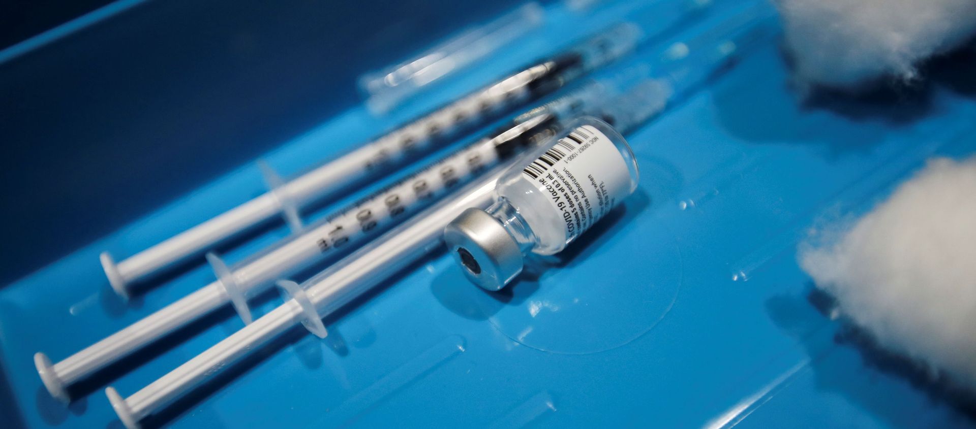 Syringes and an empty vial of a vaccine against the coronavirus disease (COVID-19) are pictured in the Winding Wheel Theatre, Chesterfield, Britain. - Sputnik International, 1920, 26.02.2021