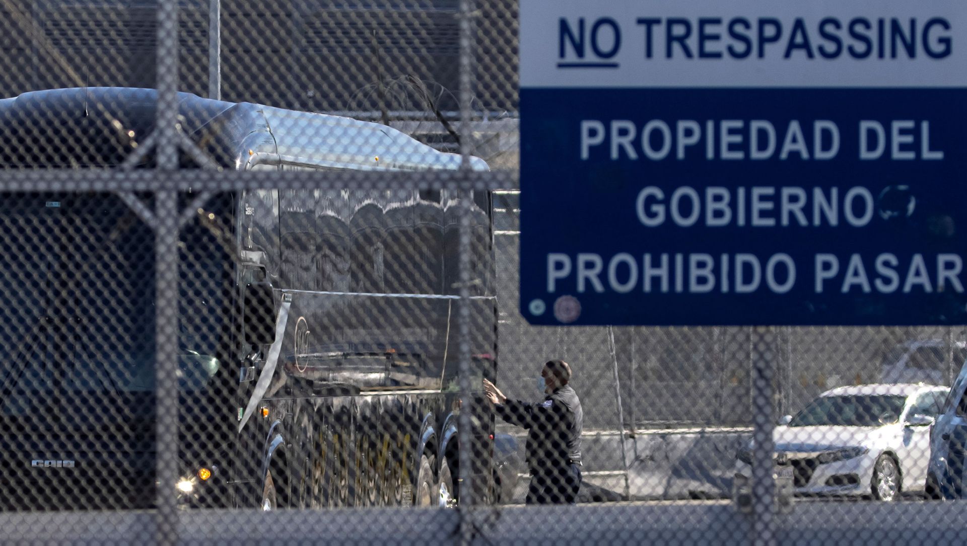 A bus leaves a closed border facility as migrants subject to a Trump-era asylum restriction program were expected to begin entry into the United States at the San Ysidro border crossing with Mexico, in San Diego, California, U.S., February 19, 2021 A bus leaves a closed border facility as migrants subject to a Trump-era asylum restriction program were expected to begin entry into the United States at the San Ysidro border crossing with Mexico, in San Diego, California, U.S., February 19, 2021 - Sputnik International, 1920, 10.03.2021