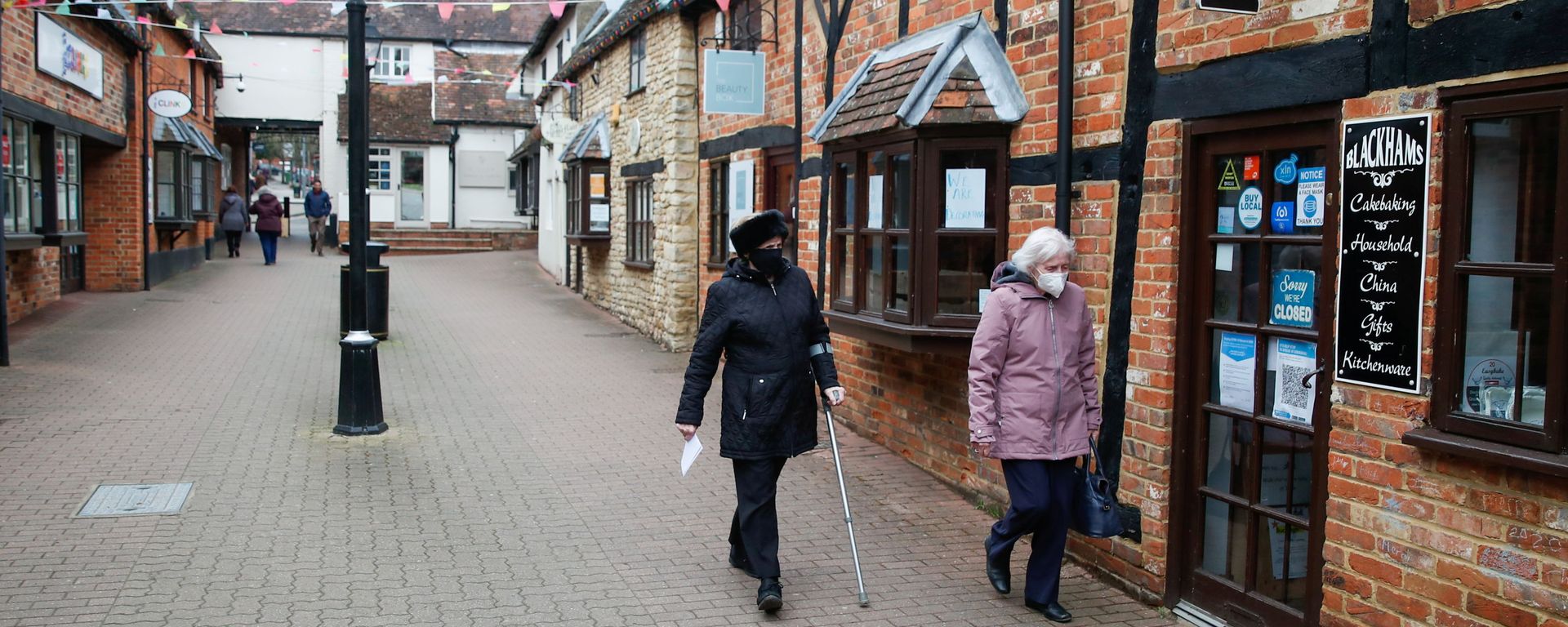 Two women walk past a closed tea room, amid the outbreak of the coronavirus disease (COVID-19), in Buckingham, Britain, February 23, 2021 - Sputnik International, 1920, 26.02.2021