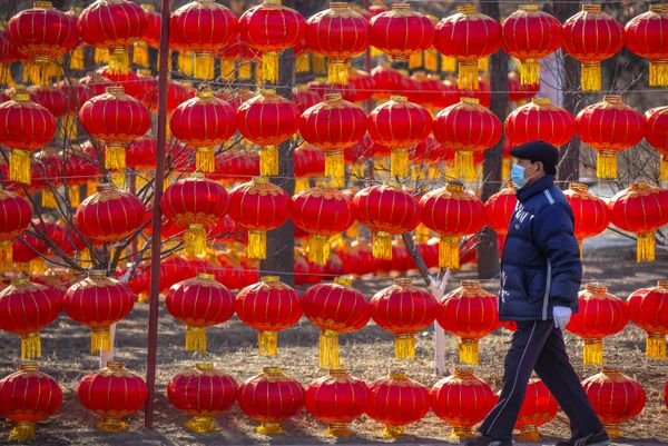 China Raises Red Lanterns to Mark First Full Moon of Lunar Year China Raises Red Lanterns to Mark First Full Moon of Lunar Year - Sputnik International
