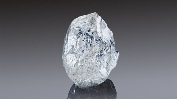 In this handout photo released by the Russian diamond producer Alrosa, a view shows a rare 242-carat rough diamond, which will be offered at the 100th international auction of Alrosa in Dubai on March 22, 2021 - Sputnik International