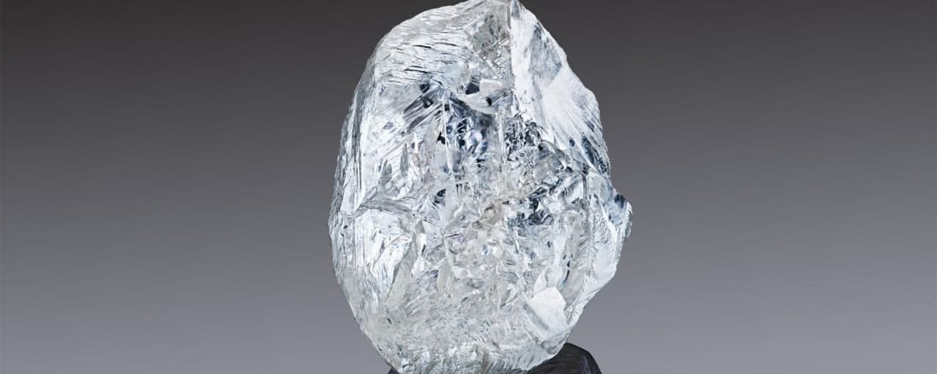 In this handout photo released by the Russian diamond producer Alrosa, a view shows a rare 242-carat rough diamond, which will be offered at the 100th international auction of Alrosa in Dubai on March 22, 2021 - Sputnik International, 1920, 27.03.2023