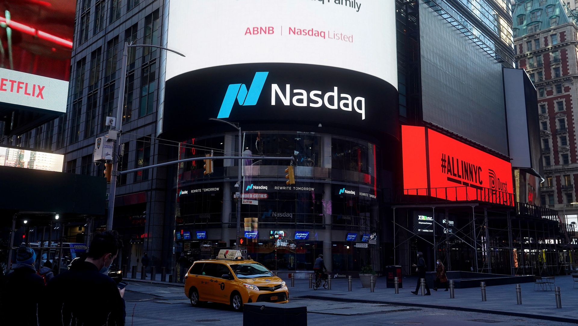The NASDAQ market site displays an AirBnb sign on their billboard on the day of their IPO in Times Square in the Manhattan borough of New York City, New York, U.S., December 10, 2020 The NASDAQ market site displays an AirBnb sign on their billboard on the day of their IPO in Times Square in the Manhattan borough of New York City, New York, U.S., December 10, 2020 - Sputnik International, 1920, 26.02.2021