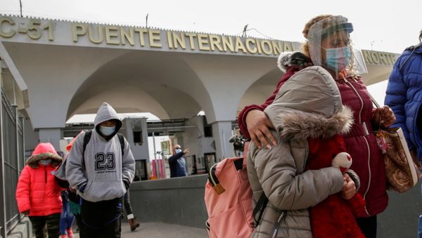 Migrants from Central America, under the Migrant Protection Protocols (MPP) programme, walk across the Paso del Norte international border bridge from the Mexican side to continue their asylum request in the United States, in Ciudad Juarez, Mexico 26 February 2021.  - Sputnik International