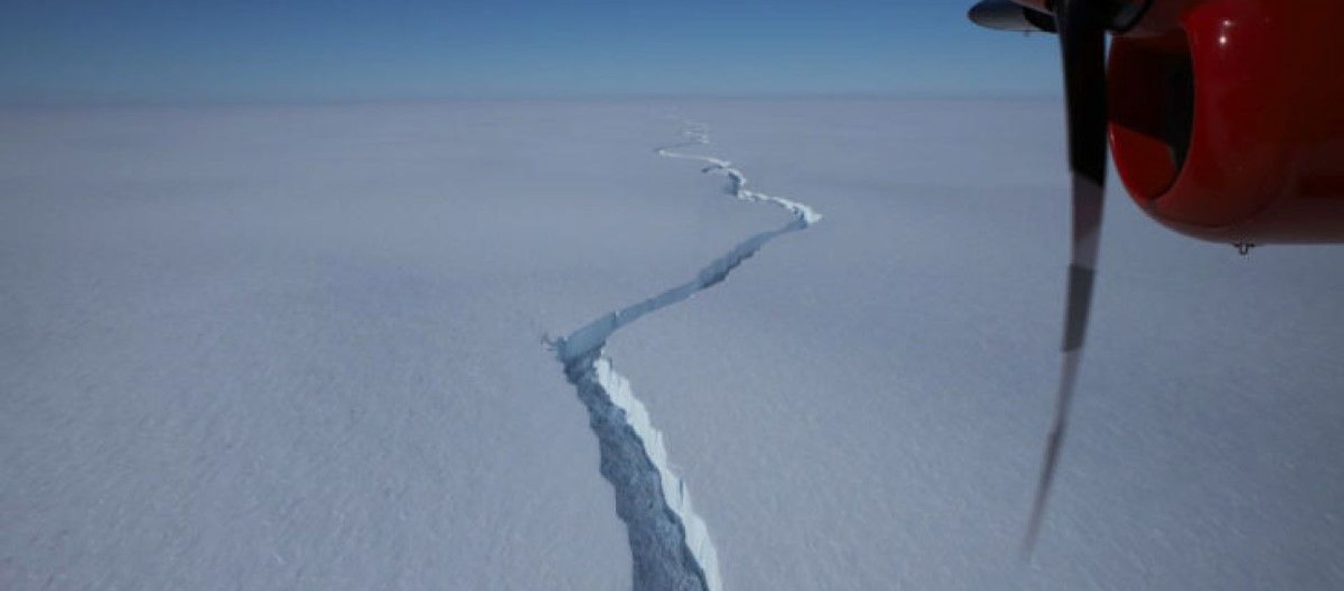North Rift crack on the Brunt Ice Shelf photographed by the British Antarctic Survey's Halley team in January 2021 North Rift crack on the Brunt Ice Shelf photographed by the British Antarctic Survey's Halley team in January 2021 - Sputnik International, 1920, 27.02.2021