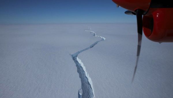 North Rift crack on the Brunt Ice Shelf photographed by the British Antarctic Survey's Halley team in January 2021 - Sputnik International