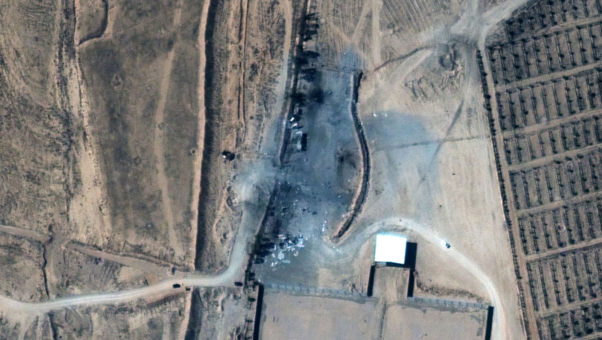 A close up view of destroyed buildings at an Iraq-Syria border crossing after airstrikes, seen in this February 26, 2021 handout satellite image provided by Maxar A close up view of destroyed buildings at an Iraq-Syria border crossing after airstrikes, seen in this February 26, 2021 handout satellite image provided by Maxar - Sputnik International, 1920, 27.02.2021