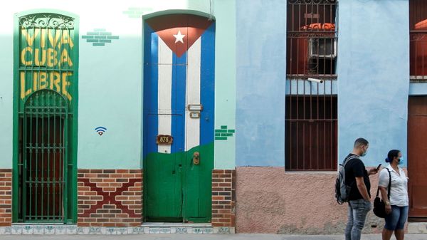 A man checks his phone as telephone and internet connections were knocked out in a nationwide failure, in Havana, Cuba February 12, 2021 - Sputnik International