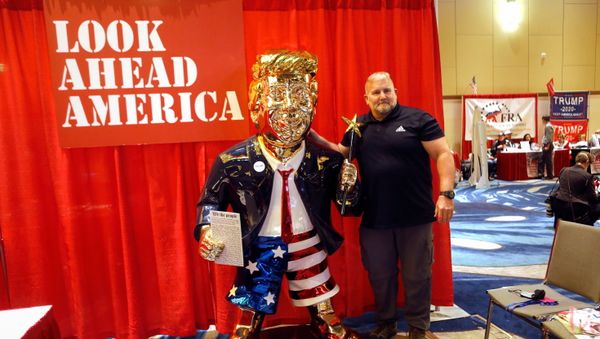 A conference attendee poses next to a statue of former U.S. President Donald Trump at the Conservative Political Action Conference (CPAC) in Orlando, Florida, U.S. February 26, 2021. - Sputnik International