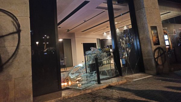 Participants of Protests Over Arrest of Rapper Pablo Hasel in Spain Smash Windows, Set Up Barricades - Sputnik International