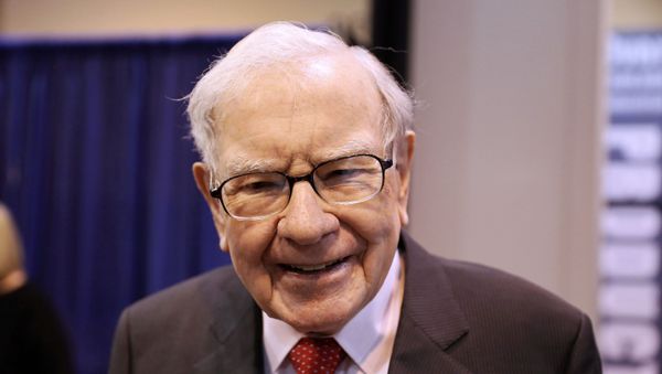 Berkshire Hathaway Chairman Warren Buffett walks through the exhibit hall as shareholders gather to hear from the billionaire investor at Berkshire Hathaway Inc's annual shareholder meeting in Omaha, Nebraska - Sputnik International