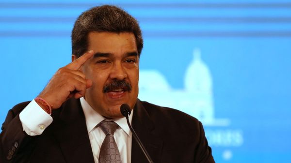 Venezuela's President Nicolas Maduro shows a protective face mask during a news conference in Caracas, Venezuela, February 17, 2021. REUTERS/Fausto Torrealba - Sputnik International
