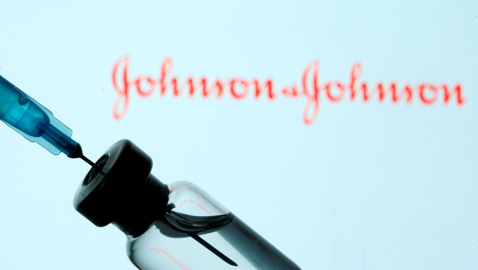 A vial and sryinge are seen in front of a displayed Johnson&Johnson logo in this illustration taken January 11, 2021 A vial and sryinge are seen in front of a displayed Johnson&Johnson logo in this illustration taken January 11, 2021 - Sputnik International, 1920, 18.04.2021