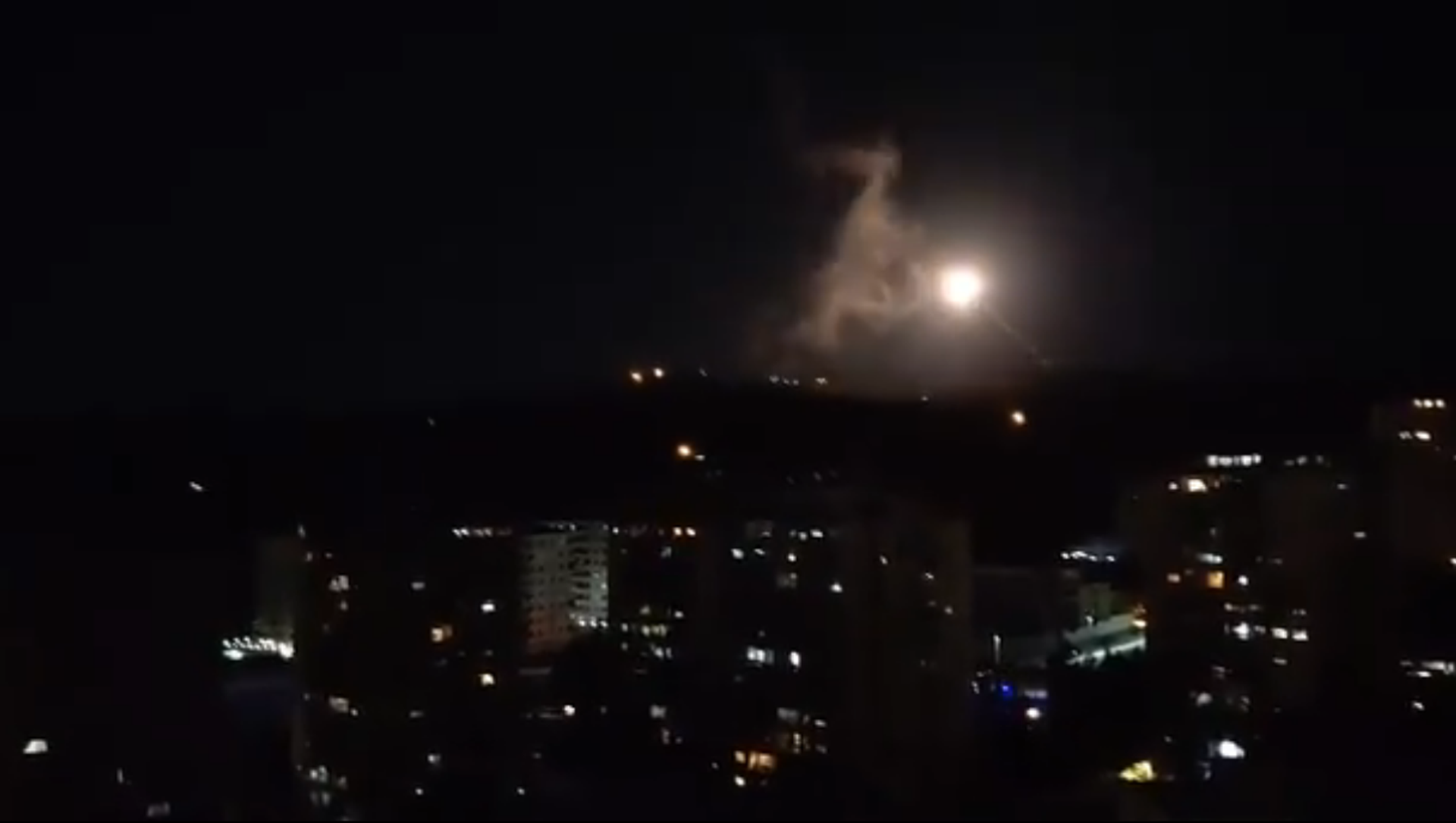 Screenshot from the video allegedly showing a rocket attack in the sky above the Syrian capital city of Damascus Screenshot from the video allegedly showing a rocket attack in the sky above the Syrian capital city of Damascus - Sputnik International, 1920, 21.04.2021