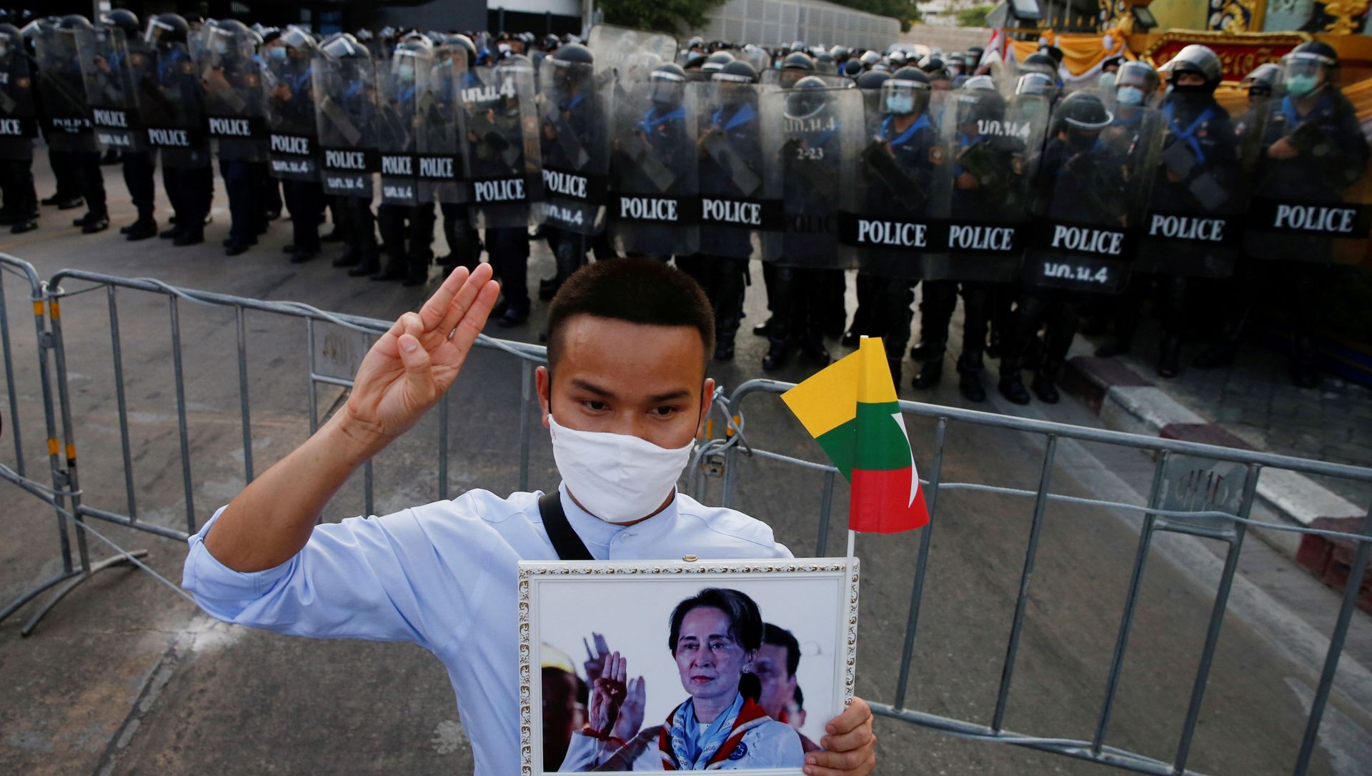 A Myanmar citizen holds Aung San Suu Kyi portrait as he joins with Thai protesters an anti-government protest in Bangkok, Thailand February 28, 2021. A Myanmar citizen holds Aung San Suu Kyi portrait as he joins with Thai protesters an anti-government protest in Bangkok, Thailand February 28, 2021. - Sputnik International, 1920, 01.03.2021