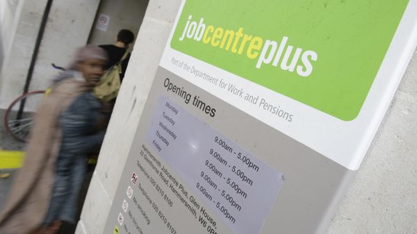People enter a job centre in central London, Wednesday, Aug. 12, 2009 - Sputnik International
