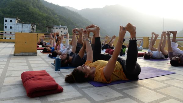 This picture taken on June 19, 2018, shows people practising yoga on a terrace at the Anand Prakash yoga ashram in Rishikesh in India's Uttarakhand state - Sputnik International