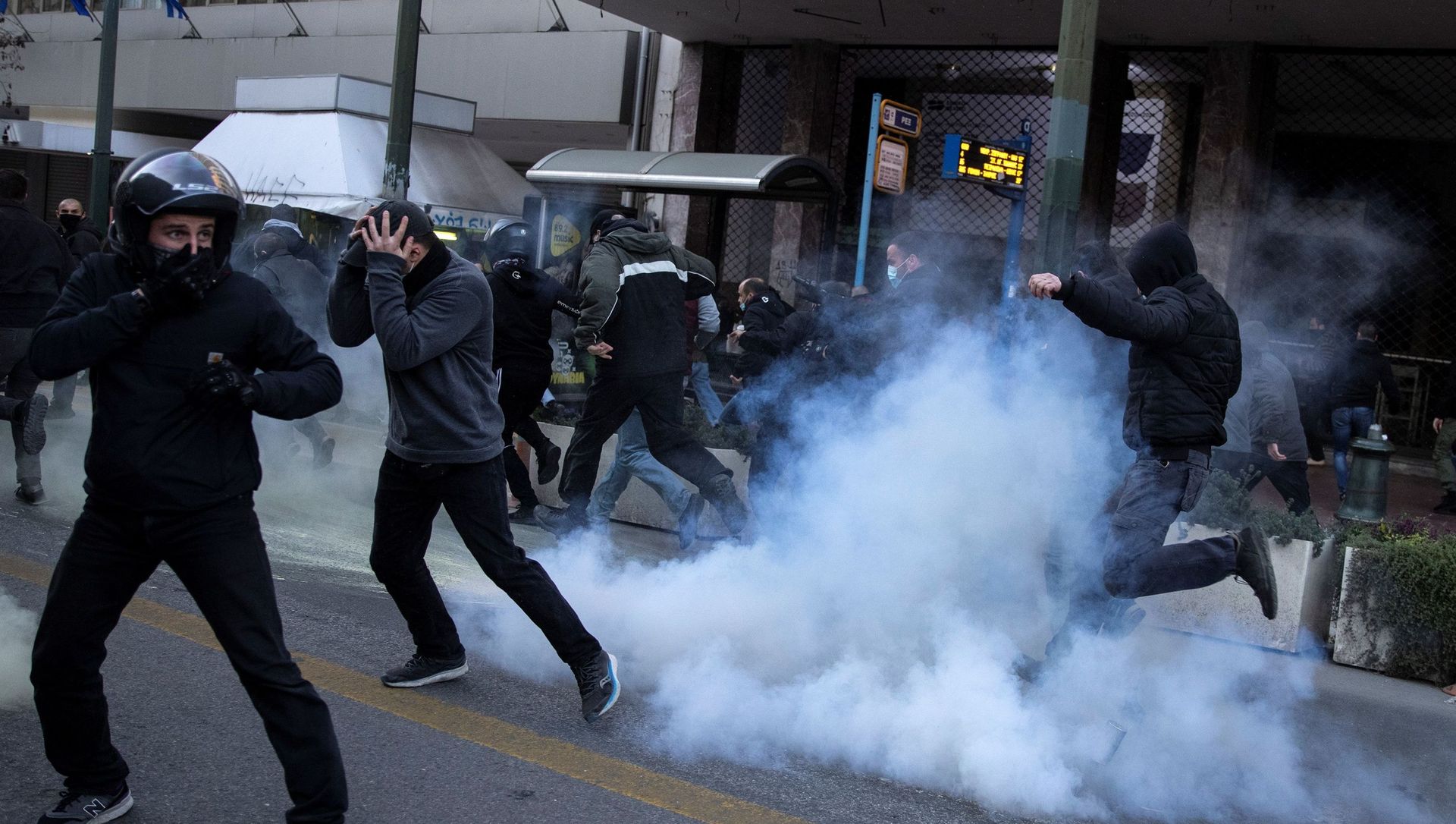 Protesters flee from tear gas as they clash with riot police during a demonstration in support of hunger striker Dimitris Koufodinas. Protesters flee from tear gas as they clash with riot police during a demonstration in support of hunger striker Dimitris Koufodinas. - Sputnik International, 1920, 01.03.2021