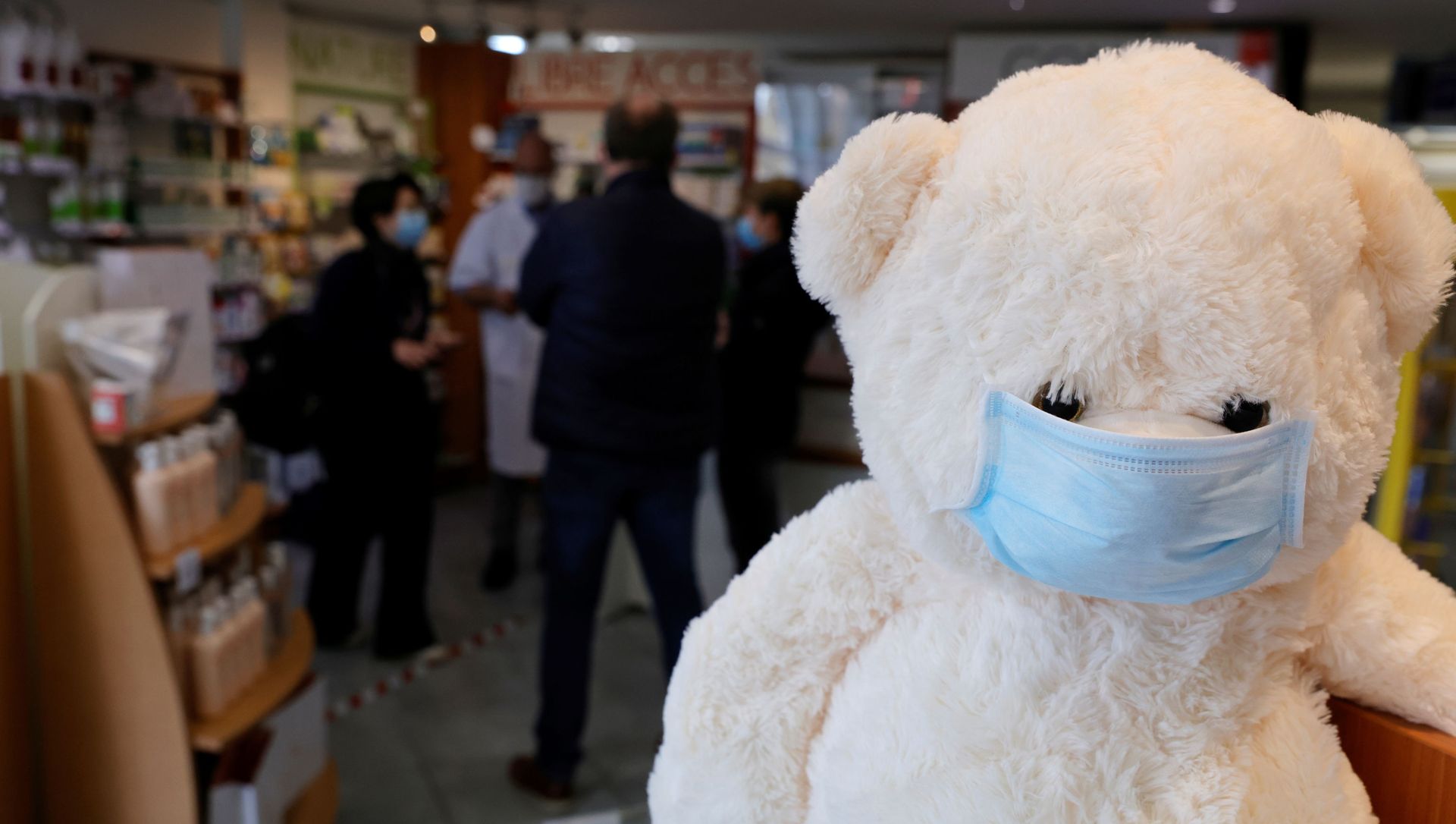 A teddy bear, wearing a protective face mask, is seen in a pharmacy in Gouzeaucourt amid the coronavirus disease (COVID-19) outbreak in France, February 25, 2021. A teddy bear, wearing a protective face mask, is seen in a pharmacy in Gouzeaucourt amid the coronavirus disease (COVID-19) outbreak in France, February 25, 2021. - Sputnik International, 1920, 10.03.2021
