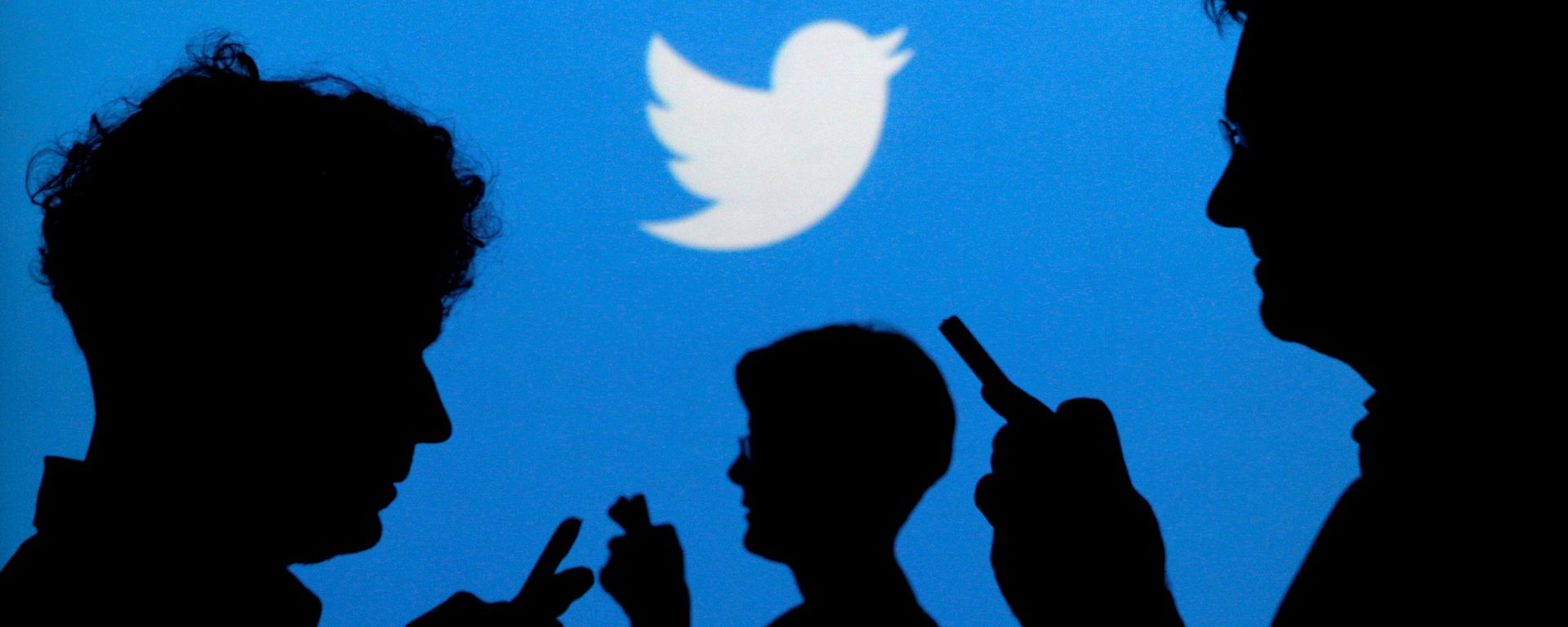People holding mobile phones are silhouetted against a backdrop projected with the Twitter logo in this illustration picture taken September 27, 2013 People holding mobile phones are silhouetted against a backdrop projected with the Twitter logo in this illustration picture taken September 27, 2013 - Sputnik International, 1920, 05.06.2021