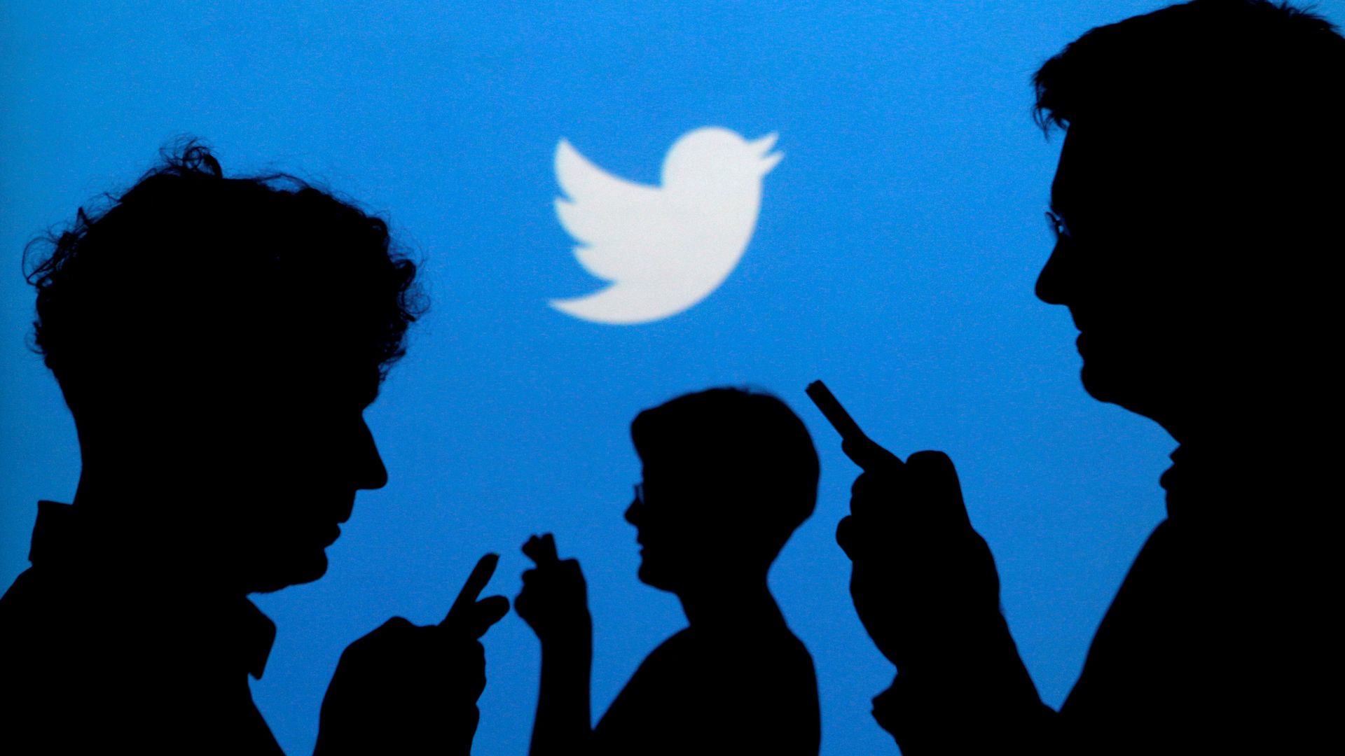 People holding mobile phones are silhouetted against a backdrop projected with the Twitter logo in this illustration picture taken September 27, 2013 People holding mobile phones are silhouetted against a backdrop projected with the Twitter logo in this illustration picture taken September 27, 2013 - Sputnik International, 1920, 16.03.2021