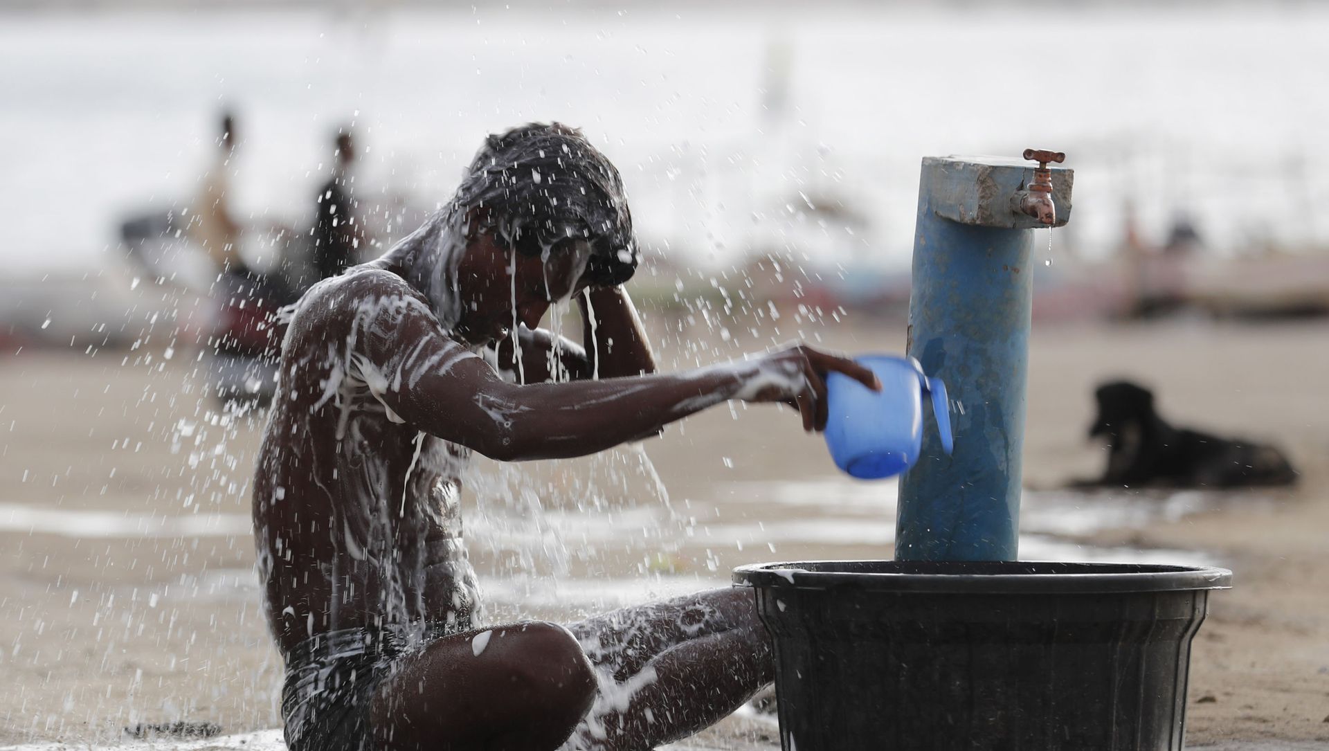 A man bathes at a public water tap near the River Ganges during a hot summer day in Prayagraj, India, Wednesday, May 27, 2020 A man bathes at a public water tap near the River Ganges during a hot summer day in Prayagraj, India, Wednesday, May 27, 2020 - Sputnik International, 1920, 02.03.2021