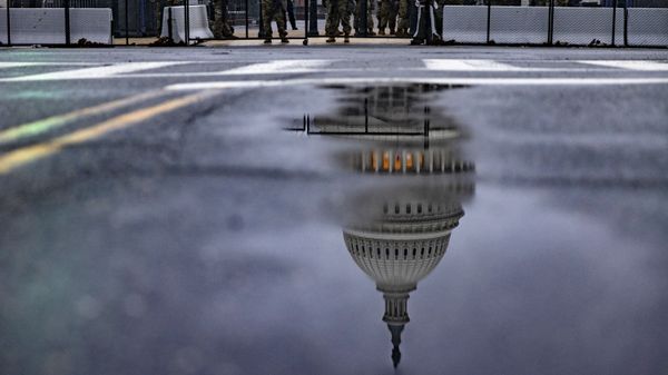 National Guard troops continue to guard the grounds of the US Capitol building in the extended security perimeter around Capitol Hill following the January 6th attack by a pro-Trump mob on February 11, 2021 in Washington, DC. - Sputnik International