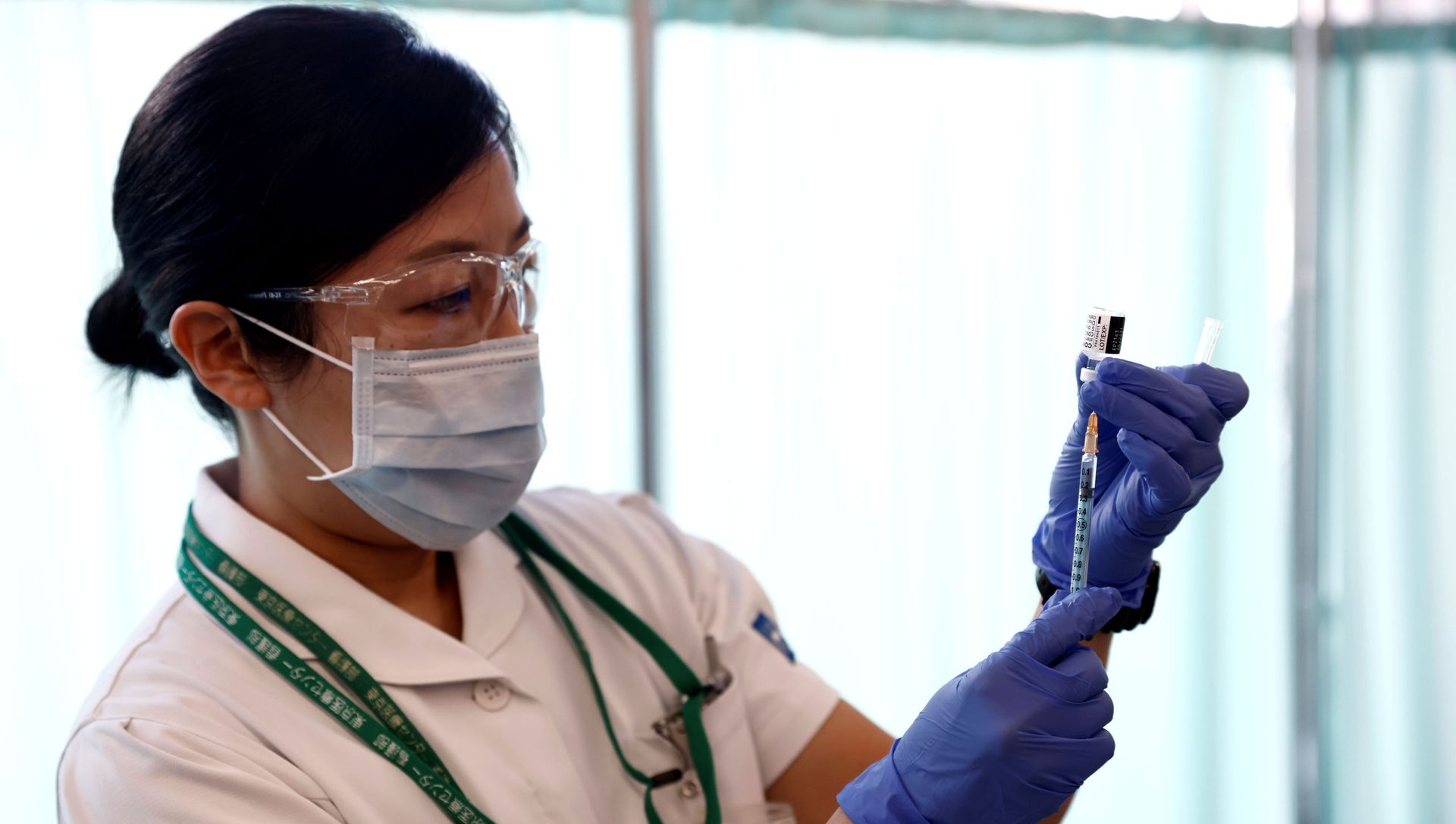 A medical worker fills a syringe with a dose of the Pfizer-BioNTech coronavirus disease (COVID-19) vaccine as Japan launches its inoculation campaign, at Tokyo Medical Centre in Tokyo, Japan 17 February 2021. A medical worker fills a syringe with a dose of the Pfizer-BioNTech coronavirus disease (COVID-19) vaccine as Japan launches its inoculation campaign, at Tokyo Medical Centre in Tokyo, Japan 17 February 2021. - Sputnik International, 1920, 11.03.2021