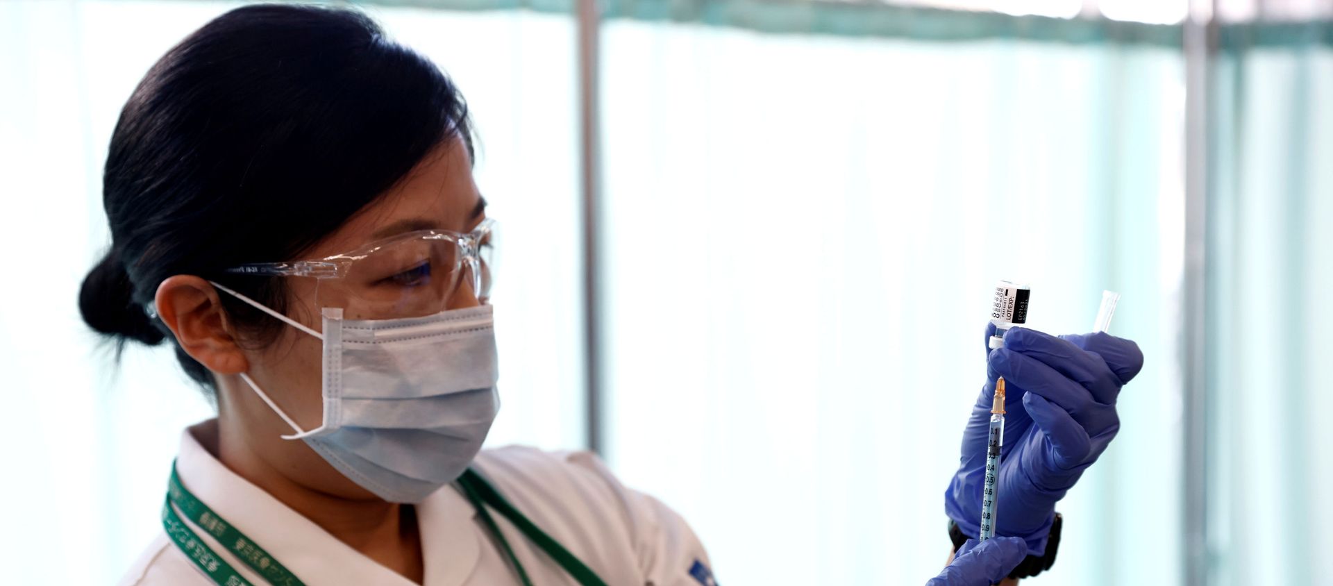 A medical worker fills a syringe with a dose of the Pfizer-BioNTech coronavirus disease (COVID-19) vaccine as Japan launches its inoculation campaign, at Tokyo Medical Center in Tokyo, Japan February 17, 2021. - Sputnik International, 1920