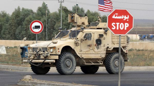 A US military vehicle, part of a convoy, arrives near the Iraqi Kurdish town of Bardarash in the Dohuk governorate after withdrawing from northern Syria on October 21, 2019 - Sputnik International