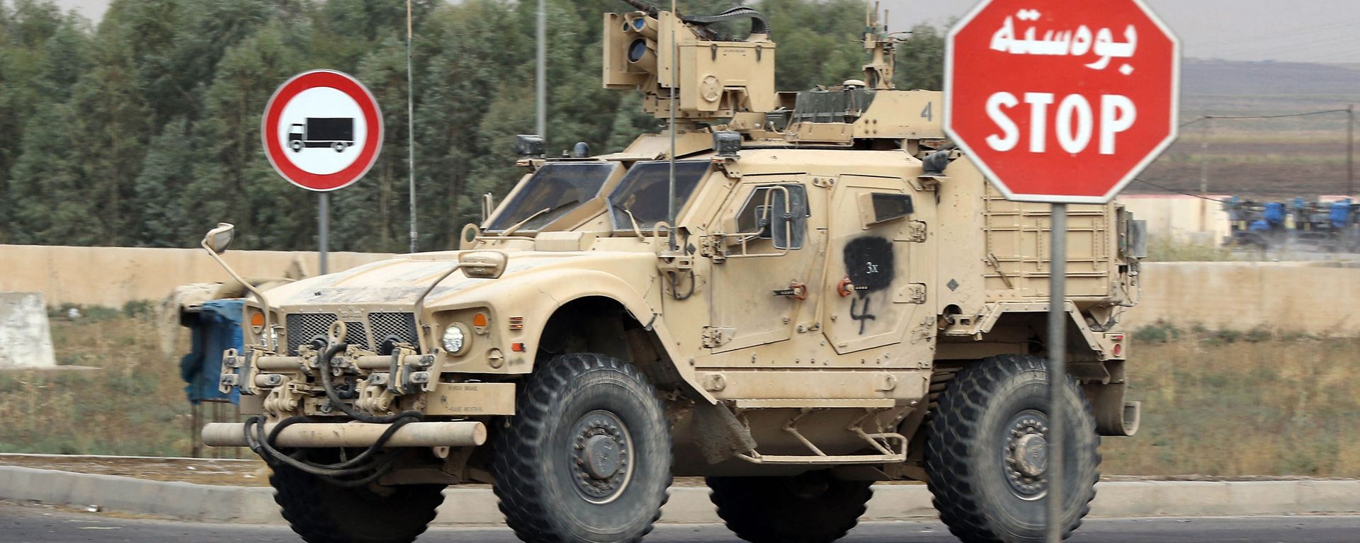 A US military vehicle, part of a convoy, arrives near the Iraqi Kurdish town of Bardarash in the Dohuk governorate after withdrawing from northern Syria on October 21, 2019 - Sputnik International, 1920, 27.03.2023