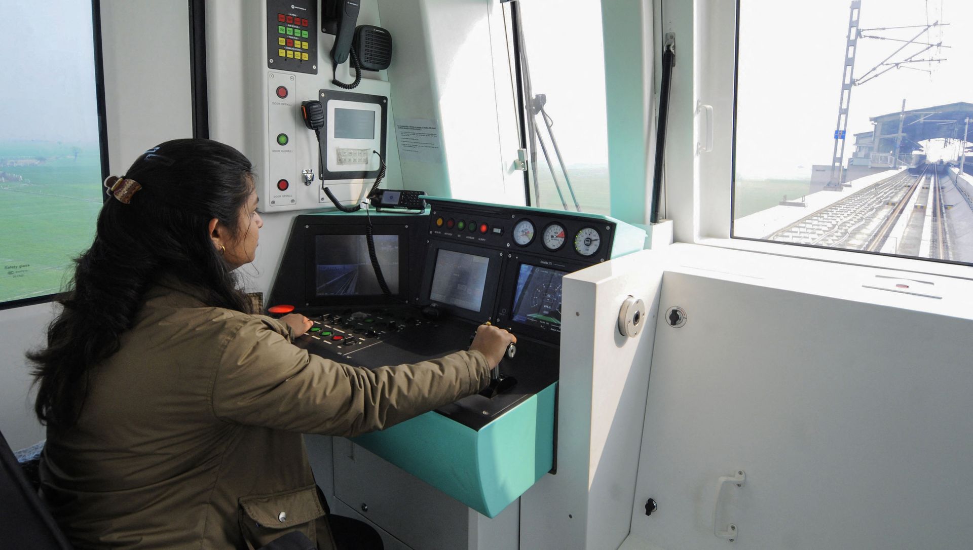 In this photo taken on January 13, 2019, an Indian woman worker controls a monitor in a metro train on the new Noida Metro Railway Network ahead of its opening in Noida, near the Indian capital New Delhi In this photo taken on January 13, 2019, an Indian woman worker controls a monitor in a metro train on the new Noida Metro Railway Network ahead of its opening in Noida, near the Indian capital New Delhi - Sputnik International, 1920, 02.03.2021