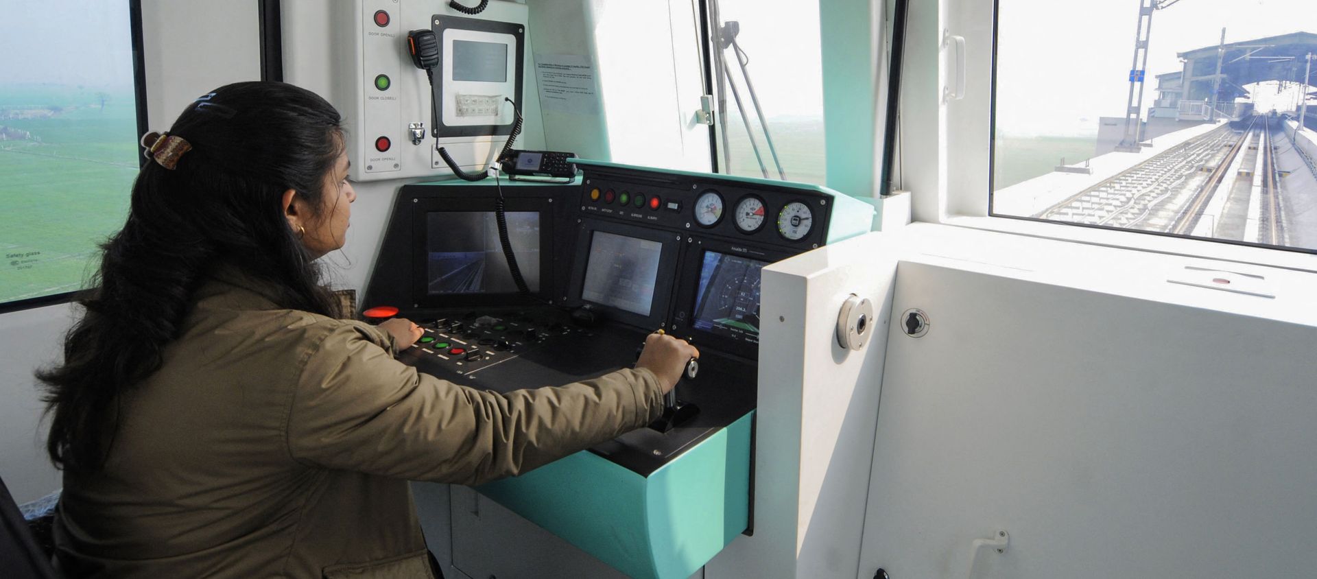 In this photo taken on January 13, 2019, an Indian woman worker controls a monitor in a metro train on the new Noida Metro Railway Network ahead of its opening in Noida, near the Indian capital New Delhi - Sputnik International, 1920, 02.03.2021