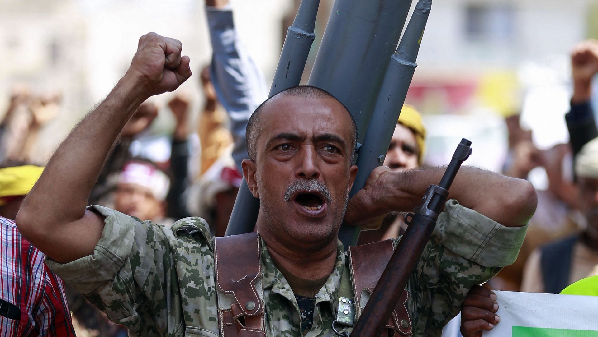 A fighter loyal to Yemen's Huthi rebels carrying a mock missile bearing anti-US slogans on his back chants during a rally commemorating the death of Shiite Imam Zaid bin Ali in the capital Sanaa, on September 14, 2020. A fighter loyal to Yemen's Huthi rebels carrying a mock missile bearing anti-US slogans on his back chants during a rally commemorating the death of Shiite Imam Zaid bin Ali in the capital Sanaa, on September 14, 2020. - Sputnik International, 1920, 02.03.2021