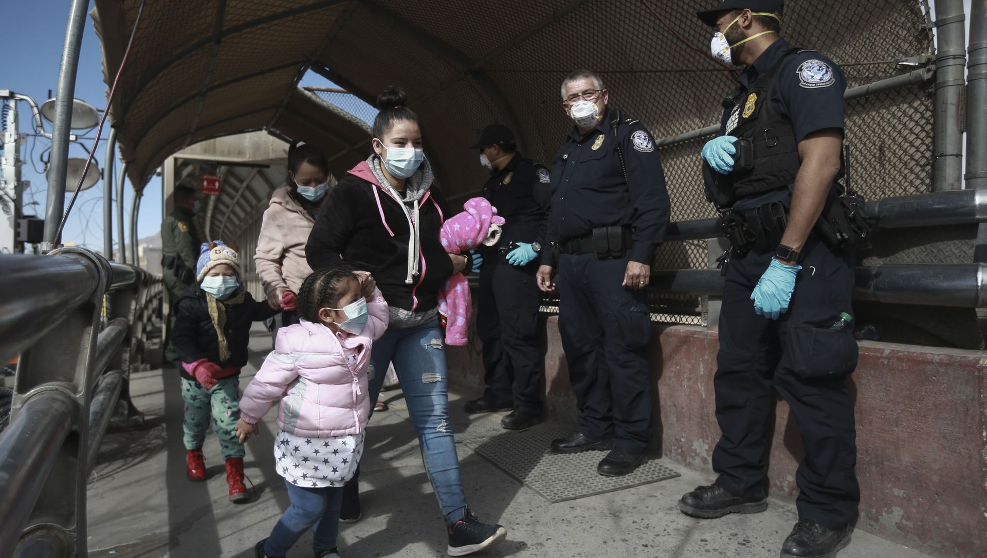 A migrant family crosses the border into El Paso, Texas, in Ciudad Juarez, Mexico, Friday, Feb. 26, 2021. A migrant family crosses the border into El Paso, Texas, in Ciudad Juarez, Mexico, Friday, Feb. 26, 2021. - Sputnik International, 1920, 13.03.2021
