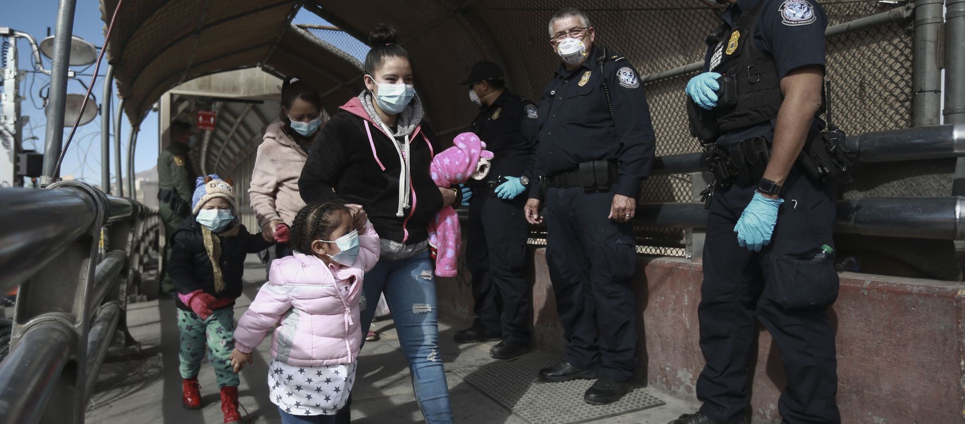 A migrant family crosses the border into El Paso, Texas, in Ciudad Juarez, Mexico, Friday, Feb. 26, 2021. A migrant family crosses the border into El Paso, Texas, in Ciudad Juarez, Mexico, Friday, Feb. 26, 2021. - Sputnik International, 1920, 02.03.2021